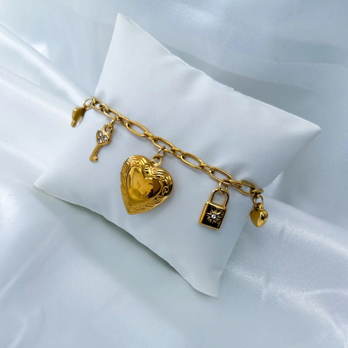 Bracelet femme, bijou en acier inoxydable. Bijou de mode. Bracelet résistant